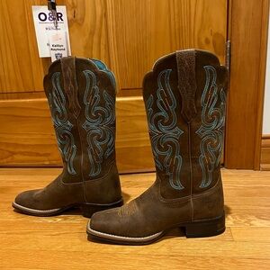Brown cowgirl boots size 7.5 from Ariat.